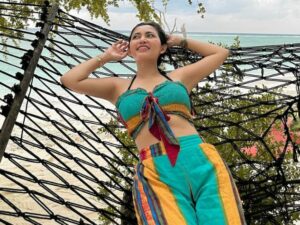 Cekricek.id – Rachel Vennya menuai banyak pujian karena kulit ketiaknya yang putih mulus dalam foto yang dibagikan di salah satu akun media sosialnya. Mengenakan setelan baju pantai berupa crop top bahu tali dan celana panjang yang longgar. Dia bahkan memamerkan pose dengan mengangkan lengan hingga bagian ketiaknya terekspos jelas dari foto tersebut.
