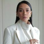 Cekricek.id – Adinia Wirasti menuai kritikan dari seorang pengguna Twitter dalam sebuah cuitannya. Aktris cantik itu disebut tak cocok memerankan karakternya sebagai dokter dalam web series terbaru yang berjudul “Mendua”. Bahkan, alasan ketidakcocokannya sebagai pemain adalah karena dianggap tidak terkenal seperti dua pemain lain yang menjadi lawan mainnya.