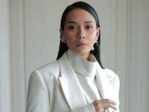 Cekricek.id – Adinia Wirasti menuai kritikan dari seorang pengguna Twitter dalam sebuah cuitannya. Aktris cantik itu disebut tak cocok memerankan karakternya sebagai dokter dalam web series terbaru yang berjudul “Mendua”. Bahkan, alasan ketidakcocokannya sebagai pemain adalah karena dianggap tidak terkenal seperti dua pemain lain yang menjadi lawan mainnya.