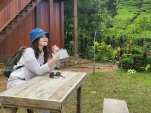 Cekricek.id – Wajah cantik natural Ayu Ting Ting memang sudah tak perlu diragukan lagi. Penampilannya ketika tidak mengenakan make up sering menuai pujian oleh warganet. Bahkan, beberapa waktu terakhir ramai yang menyanjungnya mirip dengan wanita Korea, hingga menjulukinya sebagai eonnie.