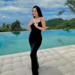 Cekricek.id – Rachel Vennya berhasil menggemparkan warganet dengan setelan gaun ketat yang membentuk lekuk tubuhnya secara keseluruhan. Penampilannya itu dipamerkannya lewat sebuah foto yang memperlihatkan dirinya saat berada di tepi kolam renang saat cuaca siang hari yang begitu cerah.