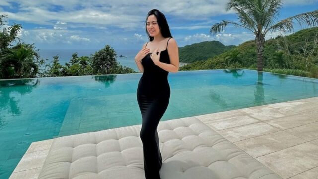 Cekricek.id – Rachel Vennya berhasil menggemparkan warganet dengan setelan gaun ketat yang membentuk lekuk tubuhnya secara keseluruhan. Penampilannya itu dipamerkannya lewat sebuah foto yang memperlihatkan dirinya saat berada di tepi kolam renang saat cuaca siang hari yang begitu cerah.