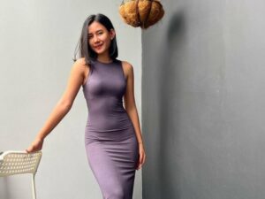 Cekricek.id – Aktris cantik Shenina Cinnamon menuai pujian berkat penampilannya dengan setelan gaun panjang yang ketat seperti ekor putri duyung. Dia membagikan potret dari dandanannya itu pada salah satu laman media sosialnya dan langsung ramai dengan komentar netizen.