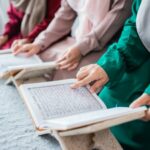 Cekricek.id – Belum lama ini viral video seorang qoriah yang disawer saat melantunkan ayat suci al-qur’an layaknya penyanyi di atas panggung hiburan. Hal itu menuai kontroversi di kalangan warganet hingga mendapatkan tanggapan sejumlah tokoh penting.