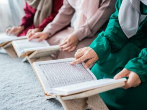 Cekricek.id – Belum lama ini viral video seorang qoriah yang disawer saat melantunkan ayat suci al-qur’an layaknya penyanyi di atas panggung hiburan. Hal itu menuai kontroversi di kalangan warganet hingga mendapatkan tanggapan sejumlah tokoh penting.