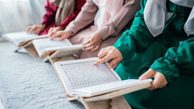 Cekricek.id – Belum lama ini viral video seorang qoriah yang disawer saat melantunkan ayat suci al-qur’an layaknya penyanyi di atas panggung hiburan. Hal itu menuai kontroversi di kalangan warganet hingga mendapatkan tanggapan sejumlah tokoh penting.