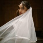 Cekricek.id – Penyanyi cantik Marion Jola membagikan potret dirinya yang dibalut dengan gaun pengantin berwarna putih lengkap dengan slayer yang terjulur dari rambutnya. Jebolan Indonesian Idol musim kesembilan itu pun menuai banyak reaksi dari penggemarnya.