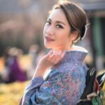 Cekricek.id – Bunga Citra Lestari alias BCL, tampil sangat menawan dengan balutan baju tradisional khas Jepang yang dia pamerkan lewat unggahan terbaru di media sosialnya. Dia menuai banyak pujian dan dinilai sangat cocok mengenakan busana yang disebut kimono itu.