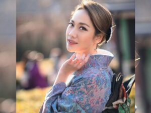 Cekricek.id – Bunga Citra Lestari alias BCL, tampil sangat menawan dengan balutan baju tradisional khas Jepang yang dia pamerkan lewat unggahan terbaru di media sosialnya. Dia menuai banyak pujian dan dinilai sangat cocok mengenakan busana yang disebut kimono itu.