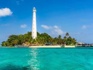 Cekricek.id – Pantai Tanjung Kelayang merupakan destinasi wisata yang wajib dikunjungi saat berada di Pulau Belitung. Pantai ini terletak di bagian utara dari pulau tersebut dan merupakan pusat keindahan yang akan membuat wisatawan akan sangat menyukai berada di sana.