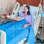 Cekricek.id – Lucinta Luna masih menjalani perawatan di rumah sakit setelah tumbang beberapa waktu lalu. Dari salah satu foto terbaru yang dibagikannya, transgender cantik itu terlihat begitu lesu dengan raut wajah yang tidak lagi ceria. Dia bahkan hanya bersandar seolah kehilangan tenaganya.