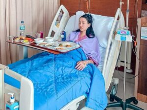 Cekricek.id – Lucinta Luna masih menjalani perawatan di rumah sakit setelah tumbang beberapa waktu lalu. Dari salah satu foto terbaru yang dibagikannya, transgender cantik itu terlihat begitu lesu dengan raut wajah yang tidak lagi ceria. Dia bahkan hanya bersandar seolah kehilangan tenaganya.