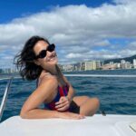 Cekricek.id – Pevita Pearce belum lama ini memamerkan potret dirinya tengah berlibur di luar negeri. Dalsam salah satu foto, dia terlihat asyik berjemur di bawah sinar matahari sambil duduk santai saat berada di deck kapal di tengah laut.
