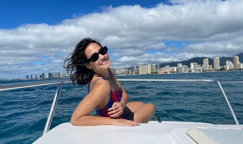 Cekricek.id – Pevita Pearce belum lama ini memamerkan potret dirinya tengah berlibur di luar negeri. Dalsam salah satu foto, dia terlihat asyik berjemur di bawah sinar matahari sambil duduk santai saat berada di deck kapal di tengah laut.