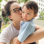 Cekricek.id – Shandy Aulia dikenal sebagai aktris cantik bertubuh langsing dengan penampilan yang selalu terjaga. Dia sering dipuji karena wajah awet mudanya dan disebut-sebut seperti perempuan yang masih berusia dua puluhan saja. Namun, belum lama ini, dia memperlihatkan penampilan lain yang bikin pangling.