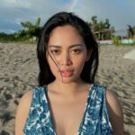 Cekricek.id – Rachel Vennya diketahui tengah menikmati liburan di sebuah pantai bersama dengan dua sahabatnya. Dalam foto terbaru yang dibagikan, dia dan teman-temannya kompak mengenakan setelan bikini two piece dengan model, warna dan motif yang berbeda.