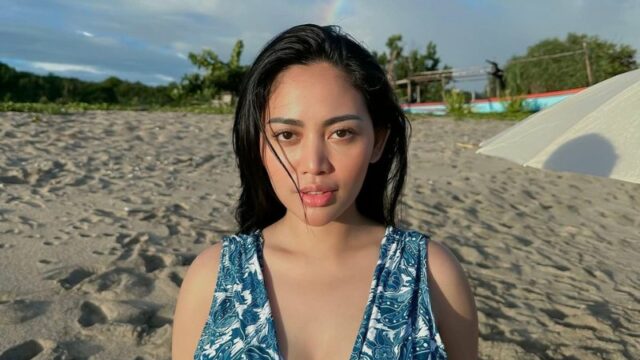 Cekricek.id – Rachel Vennya diketahui tengah menikmati liburan di sebuah pantai bersama dengan dua sahabatnya. Dalam foto terbaru yang dibagikan, dia dan teman-temannya kompak mengenakan setelan bikini two piece dengan model, warna dan motif yang berbeda.