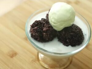 Cekricek.id – Resep es ketan hitam bisa dimasukkan ke dalam daftar menu dessert yang menyegarkan. Selain dingin, rasanya yang manis dan lembut di mulut akan sukses membuat siapa saja yang mencobanya merasa ketagihan dan ingin mencicipinya lagi.