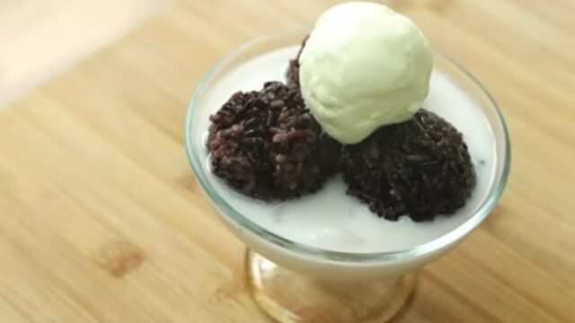 Cekricek.id – Resep es ketan hitam bisa dimasukkan ke dalam daftar menu dessert yang menyegarkan. Selain dingin, rasanya yang manis dan lembut di mulut akan sukses membuat siapa saja yang mencobanya merasa ketagihan dan ingin mencicipinya lagi.