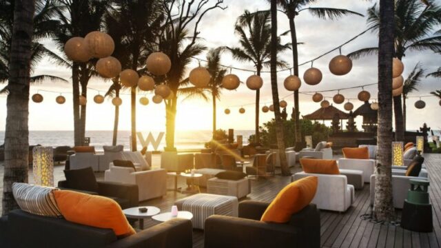 Cekricek.id – Ada banyak sekali beach club yang bisa dijadikan tempat nongkrong saat menikmati waktu liburan di Bali. Tidak hanya disuguhkan pemandangan laut yang indah dari tepi pantai, di sana juga ada minuman dan makanan enak, lagu-lagu bagus yang diputar, serta kolam renang yang luas bagi yang ingin berendam atau bermain air.