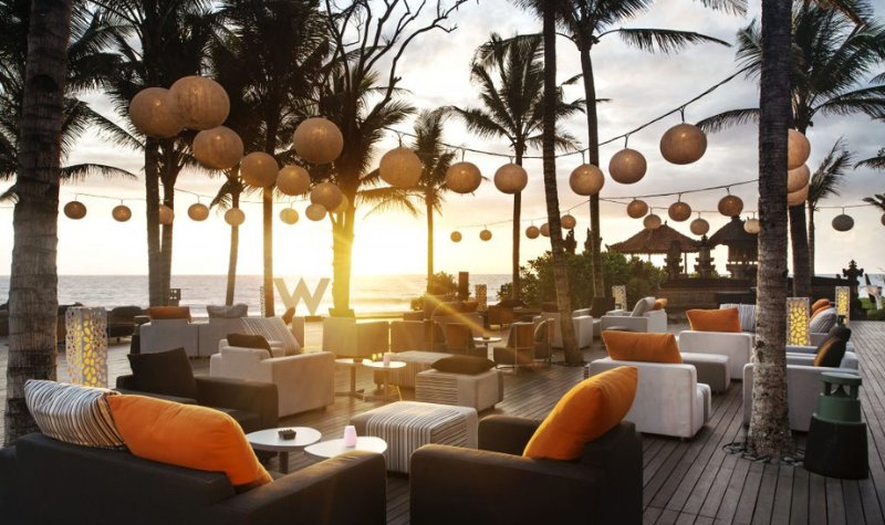 Cekricek.id – Ada banyak sekali beach club yang bisa dijadikan tempat nongkrong saat menikmati waktu liburan di Bali. Tidak hanya disuguhkan pemandangan laut yang indah dari tepi pantai, di sana juga ada minuman dan makanan enak, lagu-lagu bagus yang diputar, serta kolam renang yang luas bagi yang ingin berendam atau bermain air.