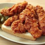Cekricek.id – Resep nashville chicken merupakan salah satu olahan ayam goreng yang memiliki cita rasa pedas dan bertekstur gurih krispi. Menu ini bisa dijadikan sebagai salah satu masakan andalan untuk para ibu di rumah yang ingin memberikan variasi pada olahan daging ayamnya.