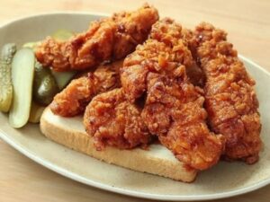 Cekricek.id – Resep nashville chicken merupakan salah satu olahan ayam goreng yang memiliki cita rasa pedas dan bertekstur gurih krispi. Menu ini bisa dijadikan sebagai salah satu masakan andalan untuk para ibu di rumah yang ingin memberikan variasi pada olahan daging ayamnya.