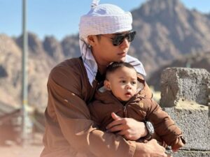 Cekricek.id – Sama seperti orang tua pada umumnya, Rizky Billar tentu tak terima jika anak semata wayangnya diejek dan dihina fisiknya oleh netizen. Dia bahkan memberikan perbandingan perlakuan warganet lokal dengan sejumlah orang yang ditemuinya ketika melakukan umrah belum lama ini.