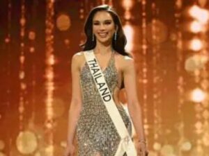 Cekricek.id – Anna Suengnam-iam salah seorang peserta Miss Universe asal Thailand sukses menjadi sorotan karena busana unik yang dikenakannya. Dia memakai gaun yang terbuat dari bahan dasar berupa sampah daur ulang yaitu pembuka kaleng minuman.