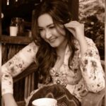 Cekricek.id – Aktris senior, Nafa Urbach dipuji bak seorang bidadari berkat sebuah foto yang dibagikannya di akun media sosial pribadi miliknya. Pada otret bernuansa vintage tersebut memperlihatkan sosok dirinya yang sedang mengenakan kebaya tradisional.