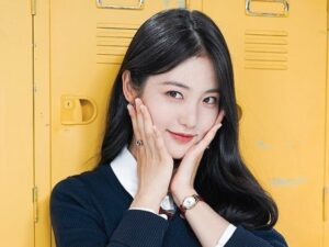 Cekricek.id – Aktris muda Shin Ye Eun menuai banyak pujian atas penampilannya yang dinilai sangat profesional dalam salah satu adegan dramanya. Diketahui, dia baru-baru tampil sebagai pemeran di drama Korea yang berjudul “The Glory” yang sudah menayangkan epidos terakhir season pertamanya beberapa waktu lalu.