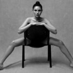Cekricek.id – Nikita Mirzani memamerkan pose yang tak biasa lewat pemotretan yang dia jalani baru-baru ini. Jika biasanya, orang akan memberikan penampilan yang anggun supaya mendapat pujian cantik, dia justri tampil berani dengan pose mengangkang di sebuah kursi.