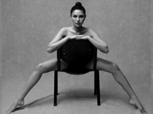 Cekricek.id – Nikita Mirzani memamerkan pose yang tak biasa lewat pemotretan yang dia jalani baru-baru ini. Jika biasanya, orang akan memberikan penampilan yang anggun supaya mendapat pujian cantik, dia justri tampil berani dengan pose mengangkang di sebuah kursi.