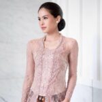 Cekricek.id – Maudy Ayunda dinobatkan oleh netizen sebagai duta kebaya lewat unggahan terbaru di media sosialnya. Dia dianggap sangat cocok dan memiliki kecantikan natural yang sangat memancar ketika mengenakan busana tradisonal tersebut.