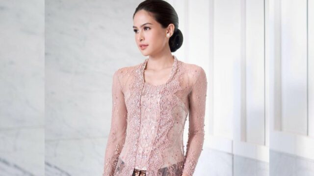 Cekricek.id – Maudy Ayunda dinobatkan oleh netizen sebagai duta kebaya lewat unggahan terbaru di media sosialnya. Dia dianggap sangat cocok dan memiliki kecantikan natural yang sangat memancar ketika mengenakan busana tradisonal tersebut.