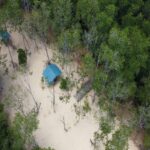Cekricek.id - Desa wisata Kampung Tua Bakau Serip terletak di Batam dengan lokasi yang bersisian dengan Teluk Mata Ikan yang juga berdekatan dengan makam Nong Isa. Banyak yang menyebut bahwa kampung yang masih asri ini merupakan salah satu yang tertua di kota tersebut.