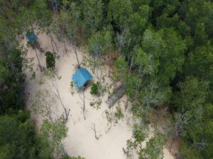 Cekricek.id - Desa wisata Kampung Tua Bakau Serip terletak di Batam dengan lokasi yang bersisian dengan Teluk Mata Ikan yang juga berdekatan dengan makam Nong Isa. Banyak yang menyebut bahwa kampung yang masih asri ini merupakan salah satu yang tertua di kota tersebut.