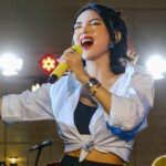 Cekricek.id – Wika Salim tampil kasual saat manggung dalam acara yang diadakan oleh sebuah merk roti ternama. Berbeda dari penampilan bling-bling yang biasa dia pakai di atas panggung dangdut sebelumnya, kali ini penyanyi berparan cantik itu tampil dengan gaya busana yang lebih santai.