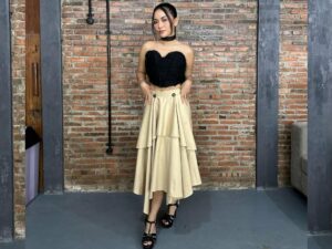 Cekricek.id – Rachel Vennya tampil cantik dan anggun dengan busana feminin yang dikenakannya baru-baru ini. Dia bahkan memamerkan hal tersebut lewat salah satu unggahan terbaru di akun media sosialnya. Ibu dua anak itu pun banjir pujian dari sejumlah netizen di kolom komentar.