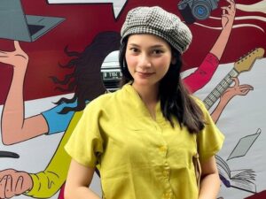 Cekricek.id – Mungkin sudah banyak yang tahu kalau Indah Permatasari memiliki paras yang tak kalah cantik dari dirinya. Bahkan tidak sedikit orang yang menyangka bahwa wajah kakak beradik itu mirip seperti kembaran.