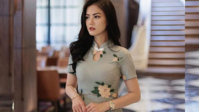 Cekricek.id – Nita Gunawan ikut memeriahkan perayaan Imlek yang akan datang. Dia bahkan sudah mempersiapkannya dengan melakukan pemotretan sederhana sambil berbalut busana tradisional Cina yang disebut dengan cheongsam.