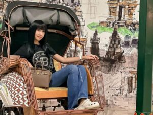 Cekricek.id – Lucinta Luna akhirnya bisa kembali beraktifitas dengan bebas setelah dinyatakan sembuh dan pulang dari rumah sakit. Dia bahkan sudah bisa naik becak sambil memeragakan sejumlah pose seperti sedang tebar pesona.