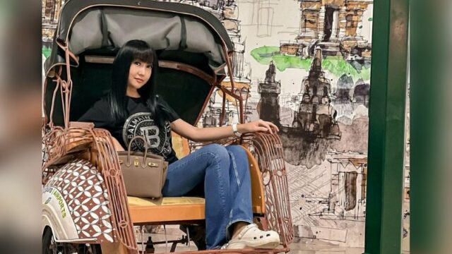 Cekricek.id – Lucinta Luna akhirnya bisa kembali beraktifitas dengan bebas setelah dinyatakan sembuh dan pulang dari rumah sakit. Dia bahkan sudah bisa naik becak sambil memeragakan sejumlah pose seperti sedang tebar pesona.