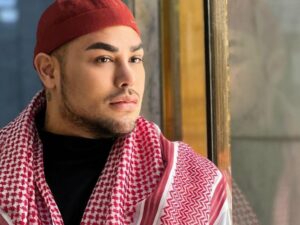 Cekricek.id – Ivan Gunawan menuai banyak pujian dari netizen yang menyebutnya tampan. Memiliki wajah simetris dengan hidung mancung dan kulit yang bersih dan tanpa menggunakan make up membuatnya lebih karismatik.