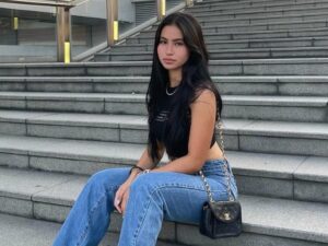 Cekricek.id – Sabreena Dressler adalah seorang perempuan cantik yang sukses menyorot perhatian para pecinta sepak bola. Pasalnya, tahun lalu, dia berhasil direkrut menjadi salah satu pemain dari klub Divisi 2 Liga Australia, Subiaco AFC.