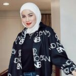 Cekricek.id – Olla Ramlan dapat dijadikan sebagai role model dalam memadukan dan memadankan outfit simpel yang terlihat trendy. Meski sudah berkepala empat, namun gaya berpakaiannya tak kalah dari anak muda usia dua puluhan.