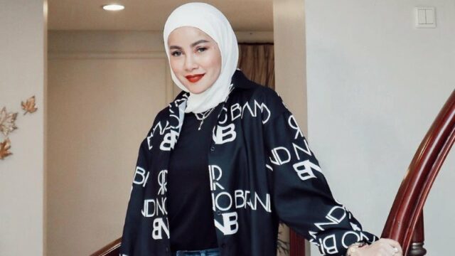 Cekricek.id – Olla Ramlan dapat dijadikan sebagai role model dalam memadukan dan memadankan outfit simpel yang terlihat trendy. Meski sudah berkepala empat, namun gaya berpakaiannya tak kalah dari anak muda usia dua puluhan.