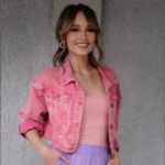 Cekricek.id – Cinta Laura tampil bak boneka Barbie dengan outfit candy dengan warna yang yang cerah. Banyak yang memuji penampilannya itu dan memanggil aktris cantik itu dengan panggilan barbie hingga queen alias ratu.