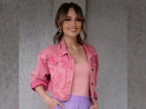 Cekricek.id – Cinta Laura tampil bak boneka Barbie dengan outfit candy dengan warna yang yang cerah. Banyak yang memuji penampilannya itu dan memanggil aktris cantik itu dengan panggilan barbie hingga queen alias ratu.
