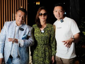 Cekricek.id – Belum lama sampai di Indonesia, Bunda Corla ternyata sudah memiliki jadwal kegiatan yang padat saja. Bahkan pengacara kondang Hotman Paris sekalipun mengundangnya untuk hadir ke acara W Super Club, Nite Club miliknya.